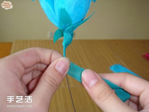 手工皺紋紙玫瑰花做法 簡(jiǎn)單皺紋紙玫瑰花的折法 -  rpnrmr.com