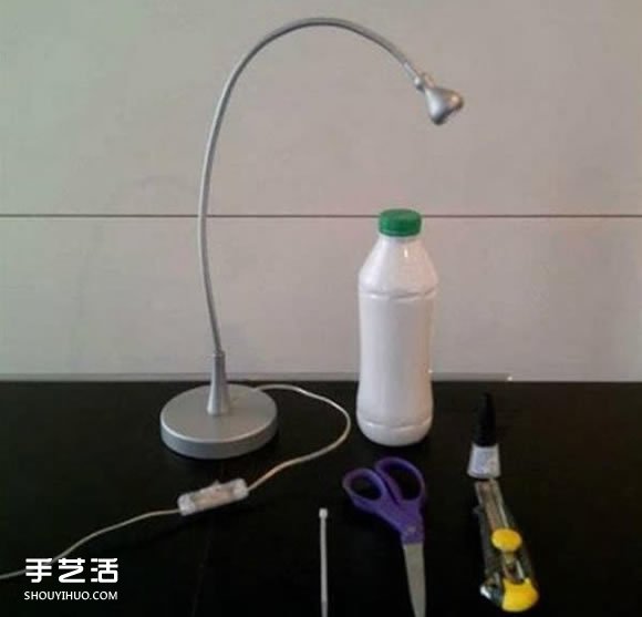 塑料酸奶瓶廢物利用手工制作臺(tái)燈燈罩的方法 -  rpnrmr.com