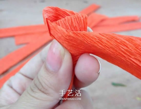 手工皺紋紙玫瑰花做法 玫瑰花皺紋紙花的折法 -  rpnrmr.com
