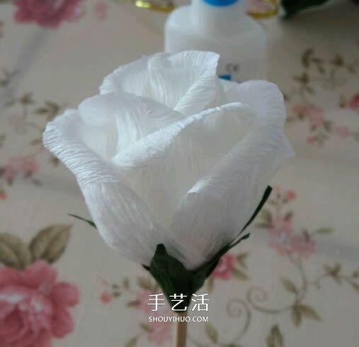 皺紋紙做玫瑰花的過程 簡(jiǎn)易皺紋紙玫瑰做法 -  rpnrmr.com