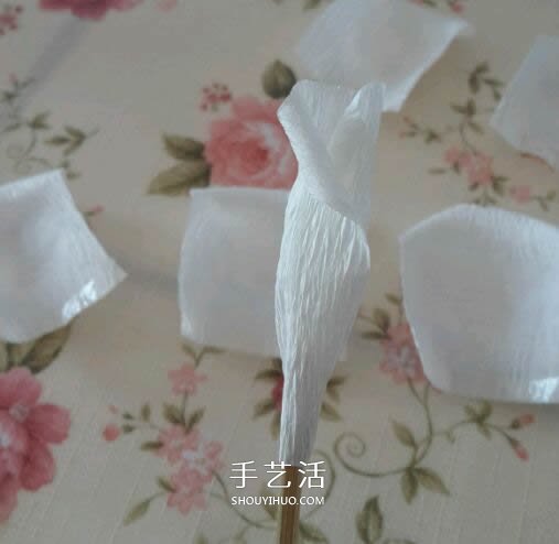 皺紋紙做玫瑰花的過程 簡(jiǎn)易皺紋紙玫瑰做法 -  rpnrmr.com
