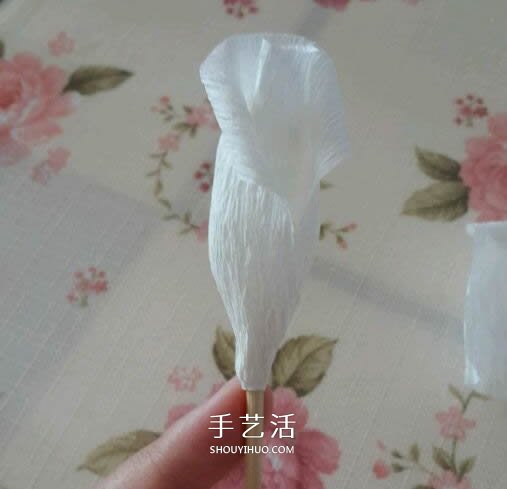 皺紋紙做玫瑰花的過程 簡(jiǎn)易皺紋紙玫瑰做法 -  rpnrmr.com