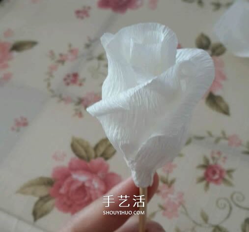 皺紋紙做玫瑰花的過程 簡(jiǎn)易皺紋紙玫瑰做法 -  rpnrmr.com