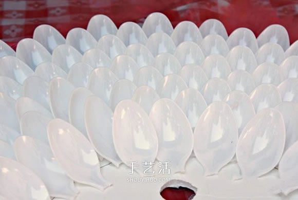 一次性勺子手工制作漂亮的野菊花掛鐘圖解 -  rpnrmr.com