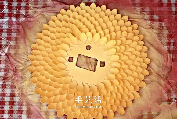 一次性勺子手工制作漂亮的野菊花掛鐘圖解 -  rpnrmr.com
