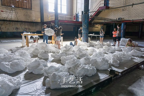 白紙配上LED燈光 耗費800小時的造云運動 -  rpnrmr.com