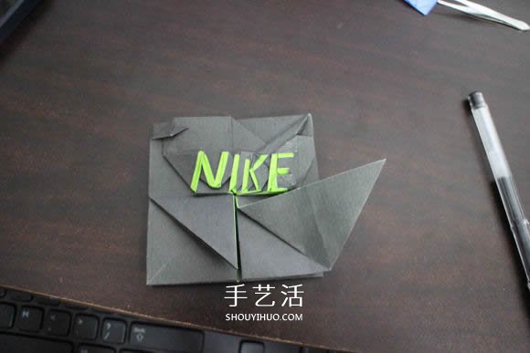 耐克標(biāo)志的折紙方法 怎么折NIKE標(biāo)志的圖解 -  rpnrmr.com