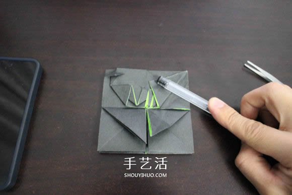 耐克標(biāo)志的折紙方法 怎么折NIKE標(biāo)志的圖解 -  rpnrmr.com