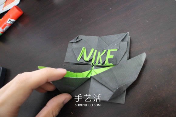 耐克標(biāo)志的折紙方法 怎么折NIKE標(biāo)志的圖解 -  rpnrmr.com