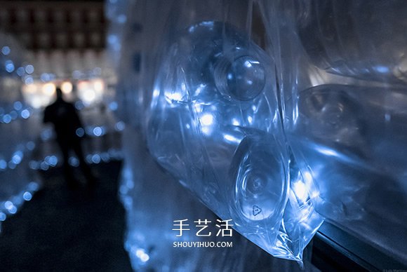 15000塑料瓶圍成迷宮 展現(xiàn)每日驚人的廢物丟棄 -  rpnrmr.com