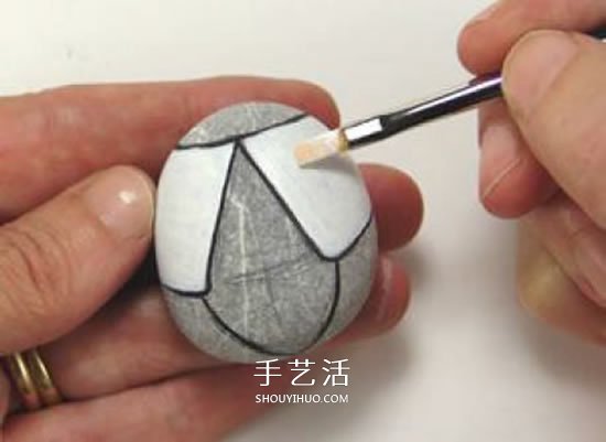 石頭畫七星瓢蟲的教程 簡(jiǎn)單七星瓢蟲石繪圖解 -  rpnrmr.com