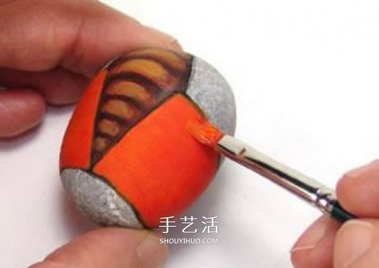 石頭畫七星瓢蟲的教程 簡(jiǎn)單七星瓢蟲石繪圖解 -  rpnrmr.com