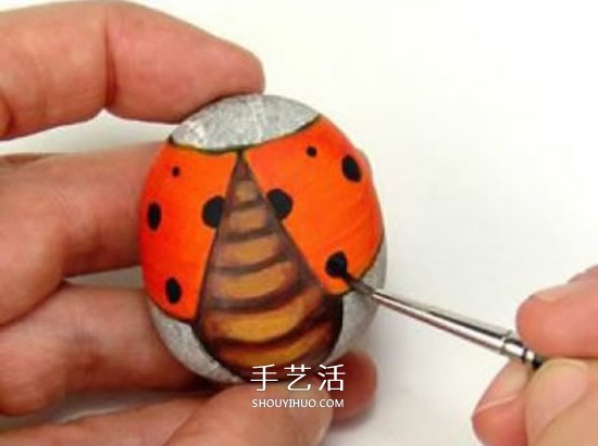 石頭畫七星瓢蟲的教程 簡(jiǎn)單七星瓢蟲石繪圖解 -  rpnrmr.com