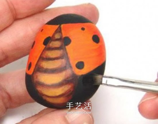 石頭畫七星瓢蟲的教程 簡(jiǎn)單七星瓢蟲石繪圖解 -  rpnrmr.com