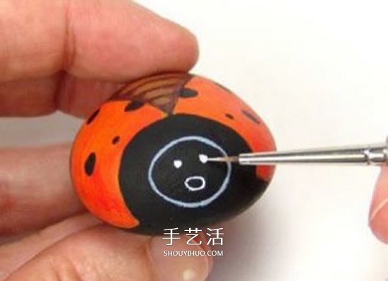 石頭畫七星瓢蟲的教程 簡(jiǎn)單七星瓢蟲石繪圖解 -  rpnrmr.com