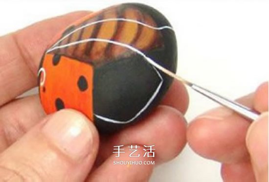 石頭畫七星瓢蟲的教程 簡(jiǎn)單七星瓢蟲石繪圖解 -  rpnrmr.com