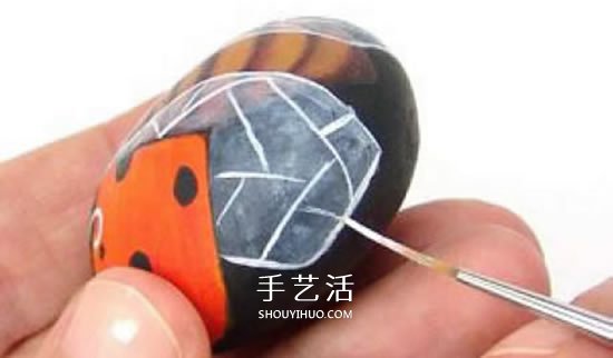 石頭畫七星瓢蟲的教程 簡(jiǎn)單七星瓢蟲石繪圖解 -  rpnrmr.com