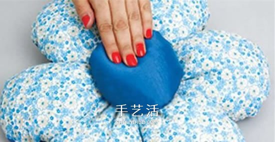 不織布花朵靠墊DIY 自制布藝花朵靠墊的做法 -  rpnrmr.com