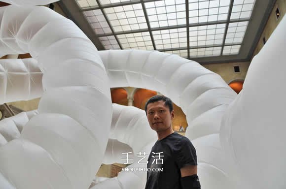 低科技動力藝術(shù)裝置 巨型蟲狀塑料薄膜雕塑 -  rpnrmr.com