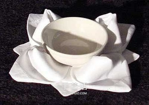 手工餐巾折玫瑰花圖解 漂亮餐具玫瑰花的折法 -  rpnrmr.com