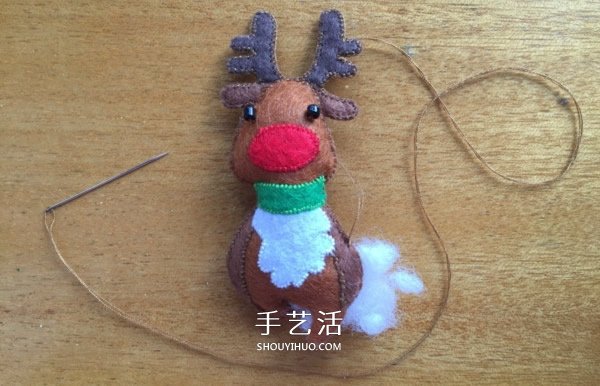 不織布圣誕花環(huán)制作 手工布藝圣誕花環(huán)的做法 -  rpnrmr.com