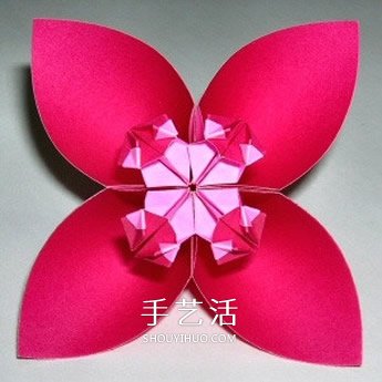 四瓣花的折紙方法圖解 六個(gè)組合成美麗花球 -  rpnrmr.com