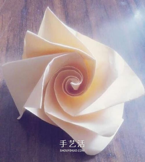 卷紙玫瑰怎么折圖解 簡(jiǎn)易版紙玫瑰的折法過程 -  rpnrmr.com