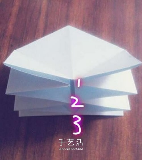 卷紙玫瑰怎么折圖解 簡(jiǎn)易版紙玫瑰的折法過程 -  rpnrmr.com