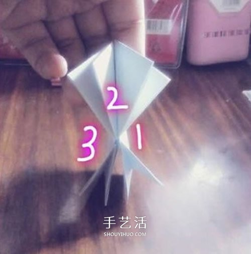 卷紙玫瑰怎么折圖解 簡(jiǎn)易版紙玫瑰的折法過程 -  rpnrmr.com