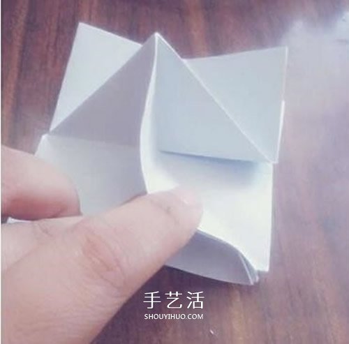 卷紙玫瑰怎么折圖解 簡(jiǎn)易版紙玫瑰的折法過程 -  rpnrmr.com