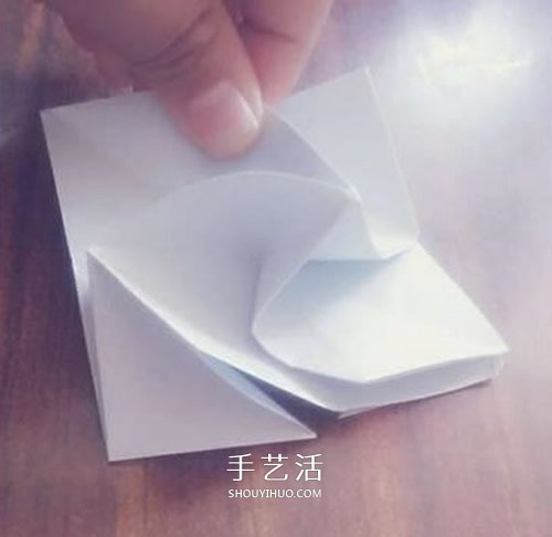 卷紙玫瑰怎么折圖解 簡(jiǎn)易版紙玫瑰的折法過程 -  rpnrmr.com