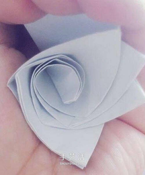 卷紙玫瑰怎么折圖解 簡(jiǎn)易版紙玫瑰的折法過程 -  rpnrmr.com
