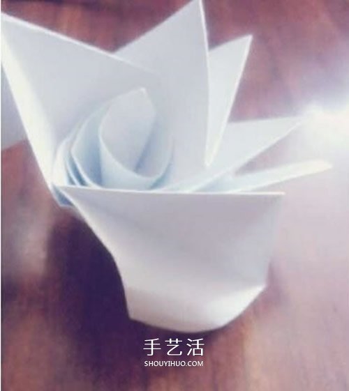 卷紙玫瑰怎么折圖解 簡(jiǎn)易版紙玫瑰的折法過程 -  rpnrmr.com