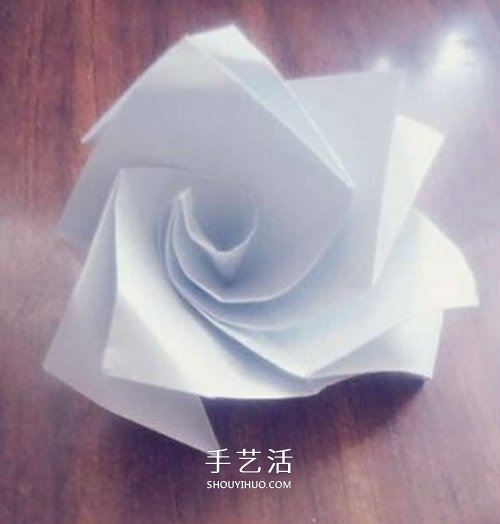 卷紙玫瑰怎么折圖解 簡(jiǎn)易版紙玫瑰的折法過程 -  rpnrmr.com