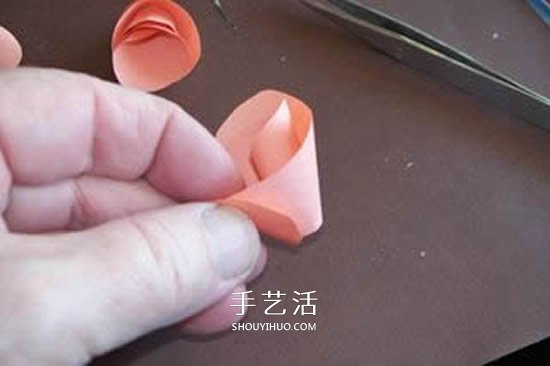 卡紙玫瑰花的做法圖解 簡單彩色紙玫瑰制作 -  rpnrmr.com