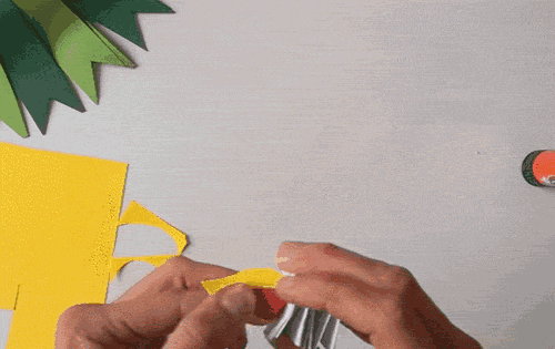 簡(jiǎn)單做圣誕花環(huán)教程 紙餐盤制作圣誕花環(huán)掛飾 -  rpnrmr.com