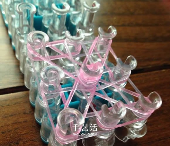 怎樣用橡皮筋編織戒指 編成漂亮的花朵造型 -  rpnrmr.com