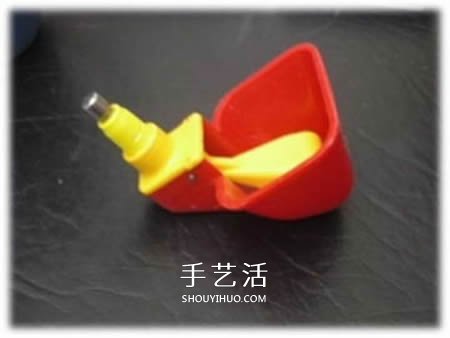 自制養(yǎng)雞飲水器的方法 簡易寵物飲水器的制作 -  rpnrmr.com
