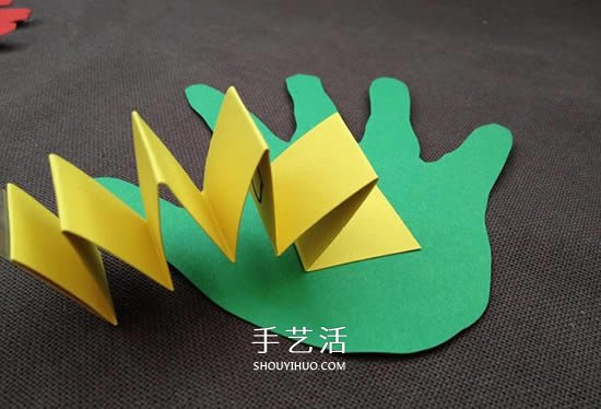 創(chuàng)意兒童生日賀卡制作 用卡紙剪兩個可愛手掌 -  rpnrmr.com