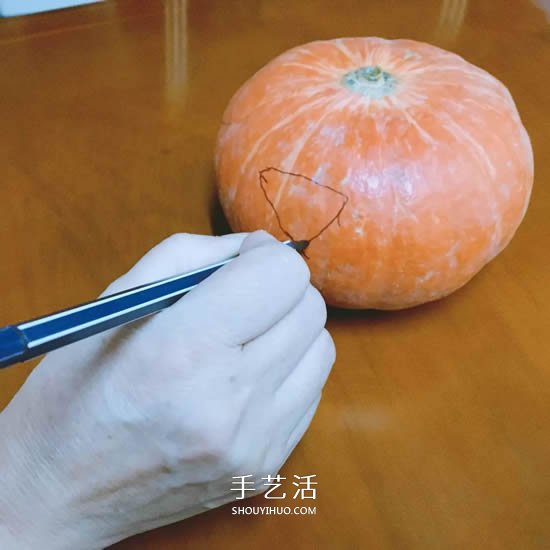 用真的南瓜手工制作有趣的萬圣節(jié)南瓜燈方法 -  rpnrmr.com