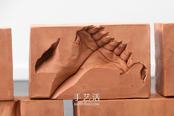 父親遺留的溫度！紅磚中的雙手石膏雕塑作品 -  rpnrmr.com