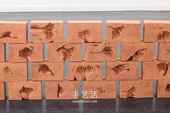父親遺留的溫度！紅磚中的雙手石膏雕塑作品 -  rpnrmr.com