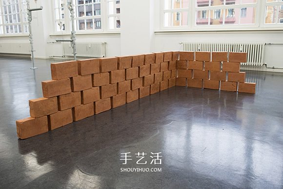父親遺留的溫度！紅磚中的雙手石膏雕塑作品 -  rpnrmr.com