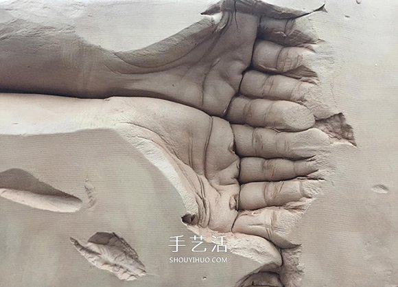 父親遺留的溫度！紅磚中的雙手石膏雕塑作品 -  rpnrmr.com