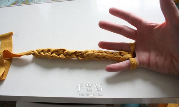 舊T恤編織手鏈的方法 粗獷風(fēng)男士手鏈DIY -  rpnrmr.com
