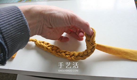 舊T恤編織手鏈的方法 粗獷風(fēng)男士手鏈DIY -  rpnrmr.com