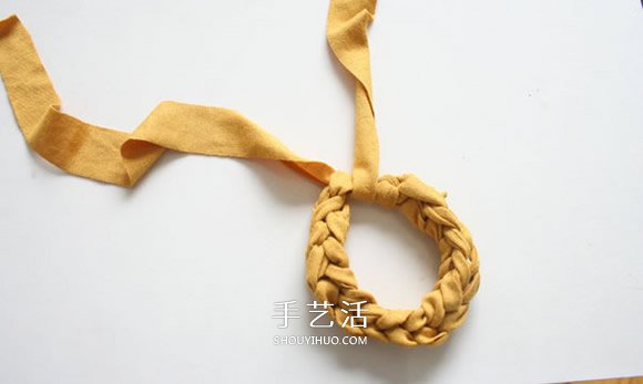 舊T恤編織手鏈的方法 粗獷風(fēng)男士手鏈DIY -  rpnrmr.com