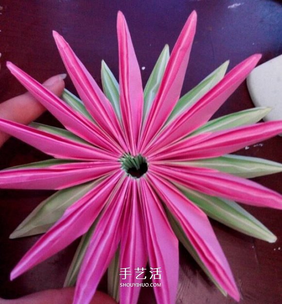 超簡(jiǎn)單的折紙教程 美麗荷花的折法步驟圖解 -  rpnrmr.com