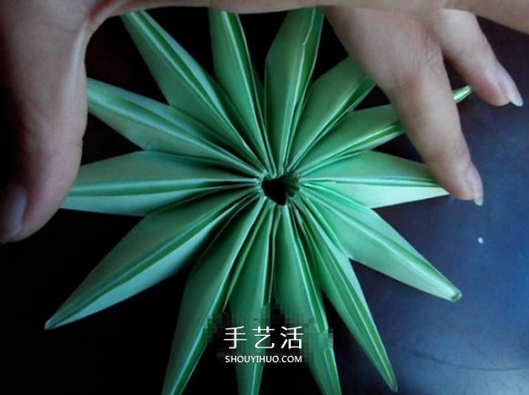 超簡(jiǎn)單的折紙教程 美麗荷花的折法步驟圖解 -  rpnrmr.com