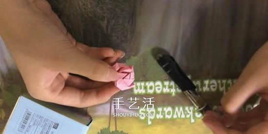 便簽紙折花的教程 迷你玫瑰花手工折紙圖解 -  rpnrmr.com